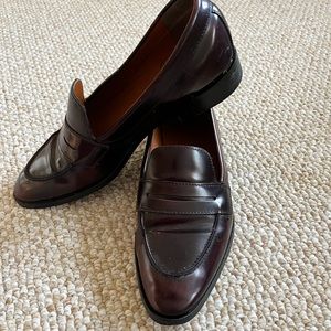 Everlane size 7 loafers! Color is a dark brown with hints of maroon.